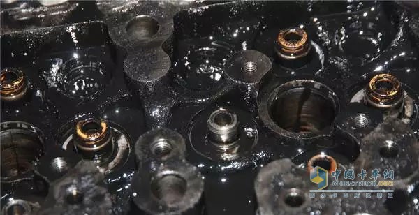 發(fā)動機裝配過緊，工作室摩擦阻力大，產生的熱量高，傳輸給機油的溫度也過高，使機油的熱負荷增大，溫度過高。