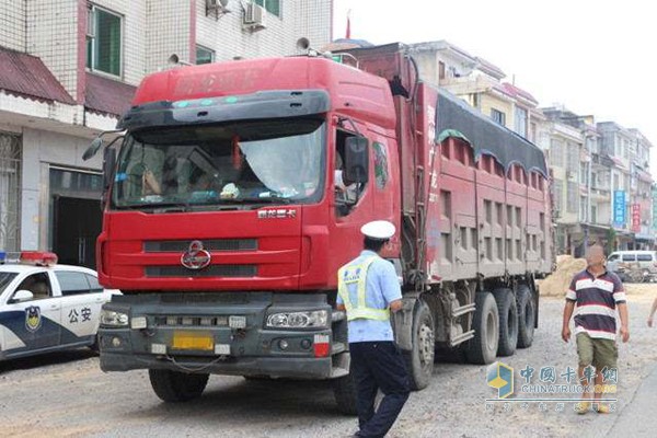 慶陽(yáng)市開(kāi)展公路貨車超限超載行為專項(xiàng)整治行動(dòng)