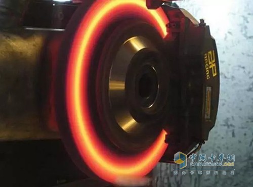 剎車行程變長的原因主要是剎車系統(tǒng)中進(jìn)入空氣、缺少剎車油、可能存在泄漏、剎車片磨損嚴(yán)重等。