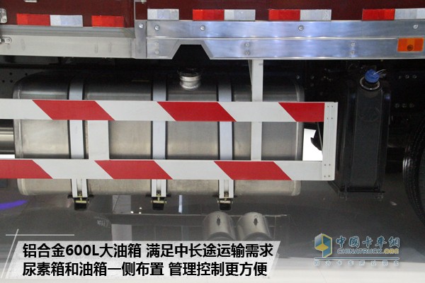 上汽紅巖杰獅C500 8X4中置軸貨運列車