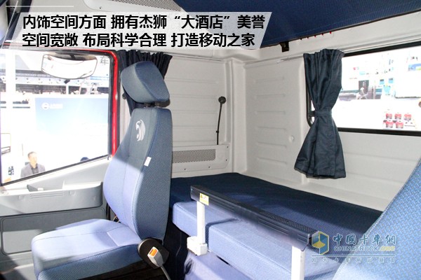 上汽紅巖杰獅C500 8X4中置軸貨運列車