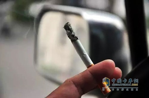 有些人停車休息或是在車上等人時，打開空調(diào)，在車內(nèi)吸煙，其實這樣做對車內(nèi)人的健康是有害的，因為門窗是緊閉的，煙霧排不出去，很自然地會刺激你的眼睛和呼吸系統(tǒng)。所以停車開空調(diào)本來有害，吸煙更是有害健康，切記一定要將空調(diào)通風(fēng)控制調(diào)整到“排出”位置。