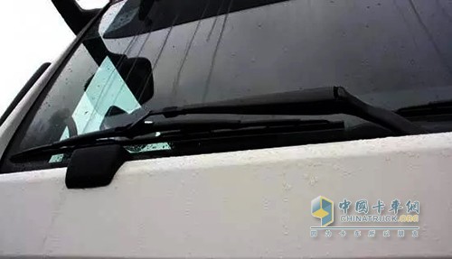 雨刷是長期暴露在車外的零件，因受到陽光的曝曬、雨水的腐蝕以及冬季的低溫折磨，雨刷上的橡膠材料會有不同程度的硬化、變形和干裂等情況。在大雨將視線模糊時(shí)，如果沒有一副“健康”雨刷將雨水刮凈，那后果可想而知。因此，雨刷的正確使用和保養(yǎng)是司機(jī)不容忽視的問題。