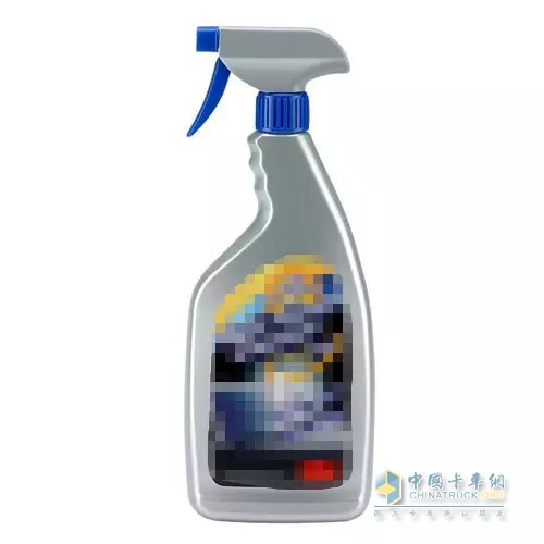 含氨清潔劑，就是一般家用洗衣皂或者其它家用清潔品，是造成膠條硬化的殺手，所以建議車主還是幫愛車選擇專用的清潔劑。另外要提醒一個(gè)相當(dāng)重要的細(xì)節(jié)，就是不同的清潔劑絕對不要混合使用。這樣極有可能會產(chǎn)生對雨刷橡膠腐蝕的化學(xué)物質(zhì)，不經(jīng)意間又造成對雨刷的損害。