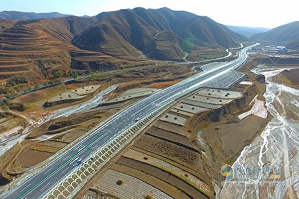 寧夏2016年12月建成通車的固原至西吉高速公路