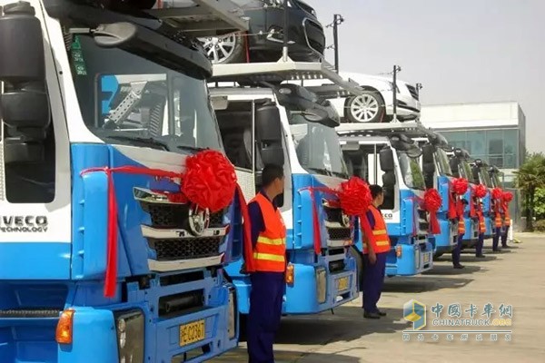 安吉物流所采購的上汽紅巖中置軸轎運(yùn)車從臨港再出發(fā)