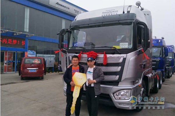 李新抗一口氣提10臺(tái)歐曼EST超級(jí)卡車