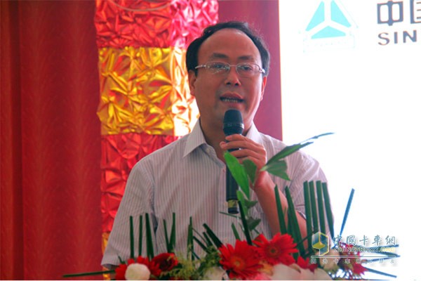 中國(guó)重汽銷(xiāo)售部副總經(jīng)理段恒勇致辭