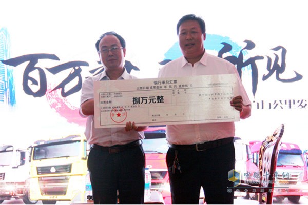 車(chē)主劉貴章接過(guò)8萬(wàn)元獎(jiǎng)勵(lì)