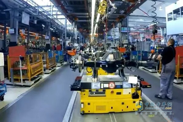MAN工廠的車橋組裝過程，大量使用AGV運(yùn)載零部件