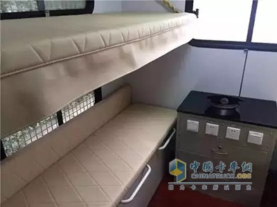 慶鈴五十鈴700P體積大衛(wèi)生間床鋪一應俱全可載15人