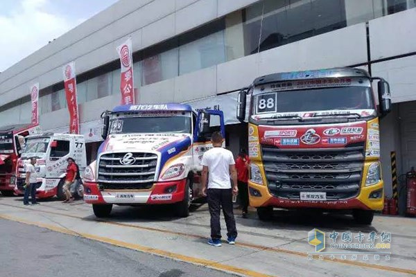 乘龍雙雄再次笑傲2017中國(guó)卡車公開賽北京站