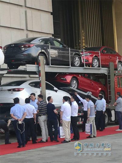 參會人員圍觀長久中置軸車輛運輸車