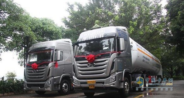 現(xiàn)代創(chuàng)虎危險(xiǎn)品運(yùn)輸車(chē)交付東莞快流公司