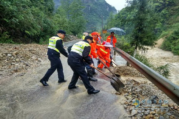 湖南省國(guó)道省道及高速公路因暴雨影響道路交通路段共計(jì)31處，期間新增13處，恢復(fù)18處