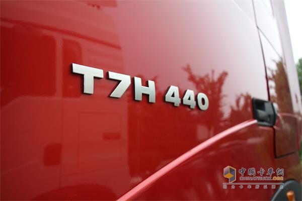 比賽用車為440馬力豪沃T7H牽引車