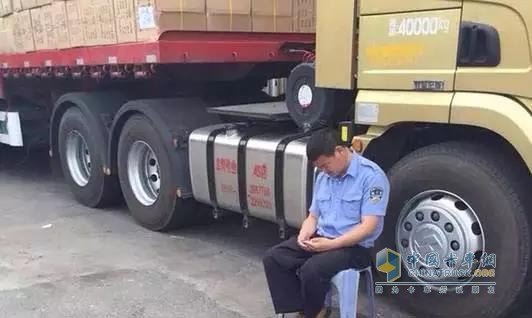 卡車(chē)司機(jī)需要警察叔叔的守護(hù)