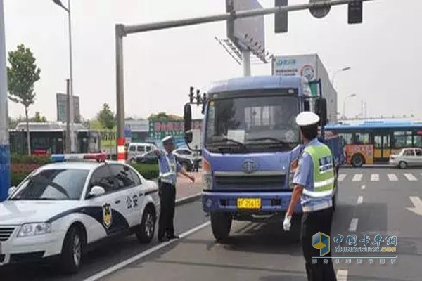 成都將24小時禁止黃標車在繞城高速公路，以及繞城高速內(nèi)的道路行駛