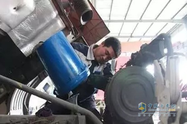 發(fā)動機(jī)機(jī)油不能只加不換