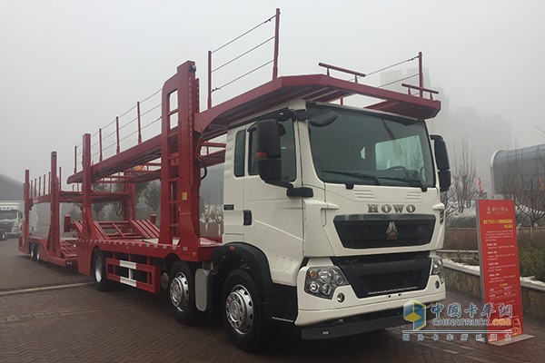中國(guó)重汽中置軸轎運(yùn)車