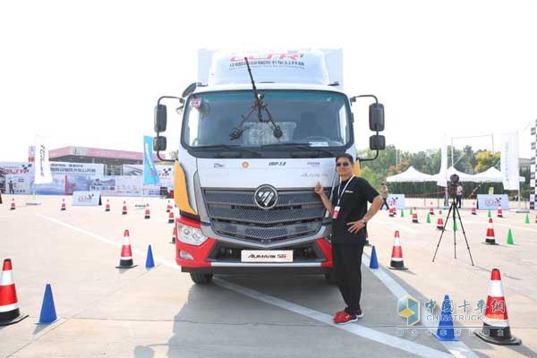 吉喜軍與福田歐馬可賽車合影