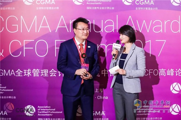 伊頓亞太區(qū)財務副總裁金巖(左)在領取“年度財界領袖”獎后接受采訪
