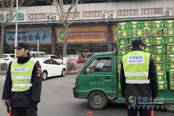 北京市機(jī)動(dòng)車排放管理中心工作人員對(duì)車輛進(jìn)行環(huán)保監(jiān)管執(zhí)法