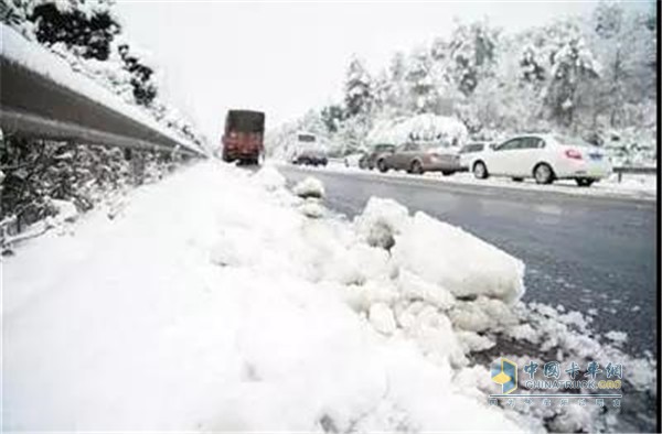 應(yīng)與前車(chē)保持正常行駛距離的2倍以上