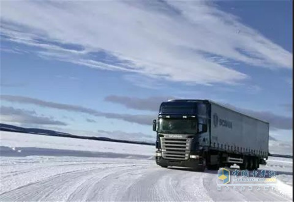 雪天行走高速公路常有眩目的情況