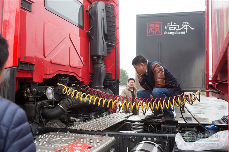 江鈴重卡威龍巡回車展走進(jìn)九省通衢之武漢