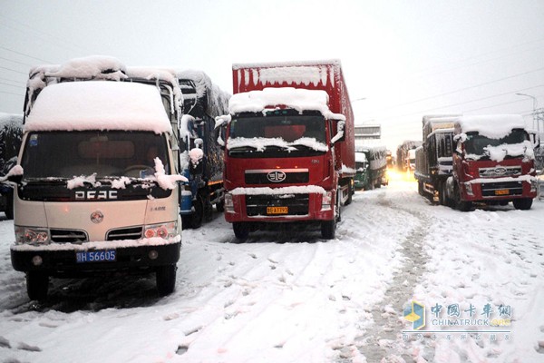 雨雪天氣高速公路實景