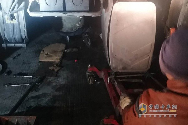 重汽寧夏和豐服務(wù)站工作人員維修事故車輛