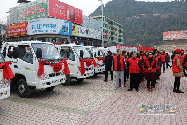 唐駿汽車四川通江捐贈現(xiàn)場