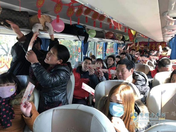 “年，豪沃、豪瀚送你回家過”活動(dòng)車輛內(nèi)熱鬧場景
