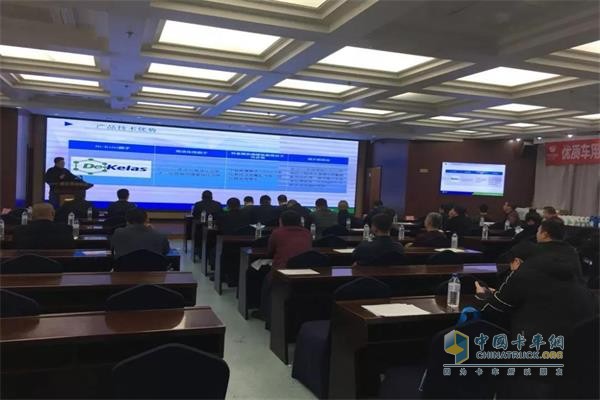 可蘭素市場部龍騰經理為客戶介紹凈芯1號產品的相關技術和功能