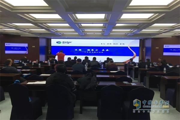 可蘭素加注設備項目部韋經理向客戶介紹可蘭素連鎖加注站的市場前景