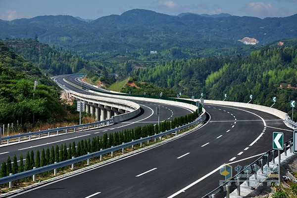 黃水公路服務區(qū)破土動工