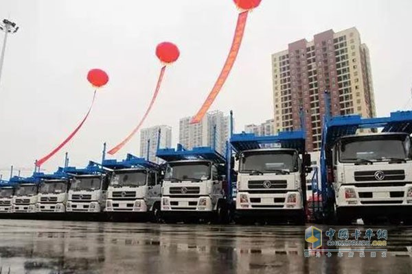 搭載東風(fēng)康明斯發(fā)動機(jī)的東風(fēng)天錦轎運(yùn)車
