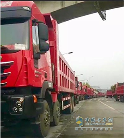 紅巖杰獅自卸車