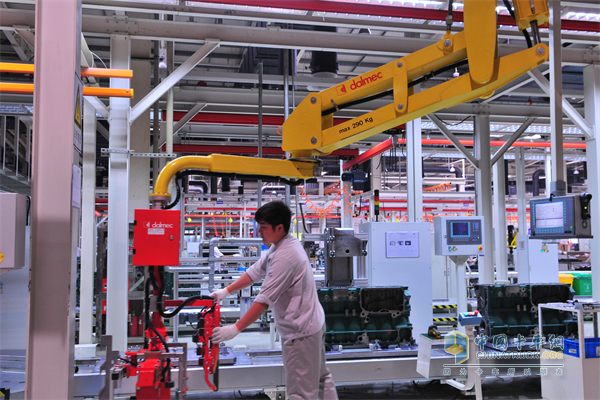 在發(fā)動(dòng)機(jī)事業(yè)部的生產(chǎn)車(chē)間，每一名操作人員都執(zhí)行著無(wú)比嚴(yán)格的操作標(biāo)準(zhǔn)