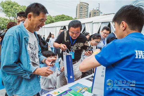 現(xiàn)場客戶咨詢購車政策以及產品信息