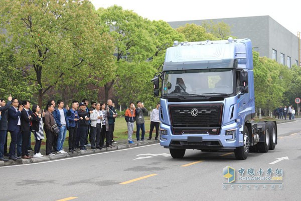 東風商用智能卡車演示中