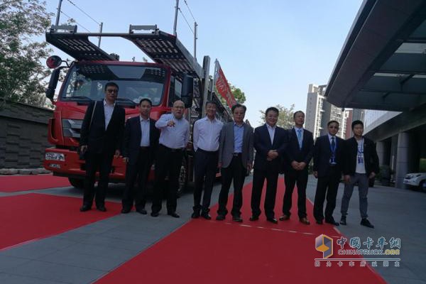 長久集團(tuán)領(lǐng)導(dǎo)與長久中置軸轎運車合影