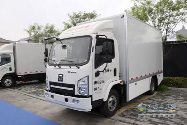徐工EAA111純電動(dòng)廂式物流車