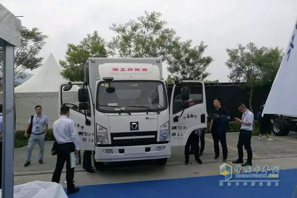 徐工EAA111純電動(dòng)廂式物流車