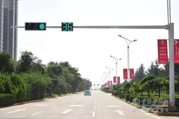 按照交通標(biāo)志標(biāo)線和信號(hào)燈行駛
