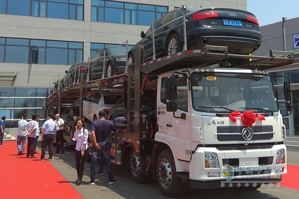 長(zhǎng)久中置軸轎運(yùn)車裝載展示