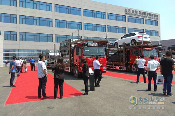 長(zhǎng)久中置軸轎運(yùn)車裝載展示