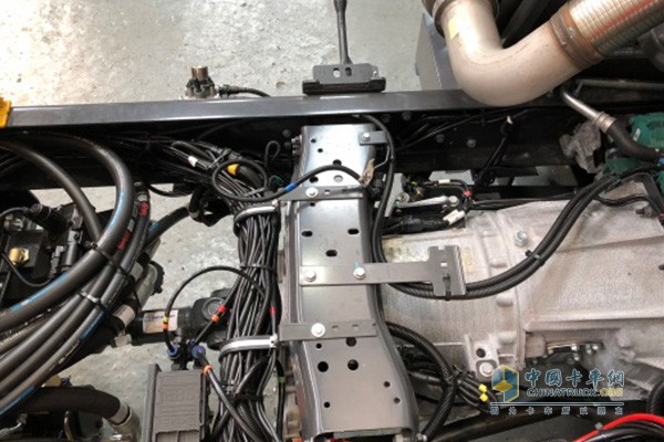 單發(fā)卡車式道路清掃車基于沃爾沃FL 250 4 x 2型底盤，配備一臺7.7L歐6柴油發(fā)動機(jī)，搭載艾里遜3200型號變速箱。