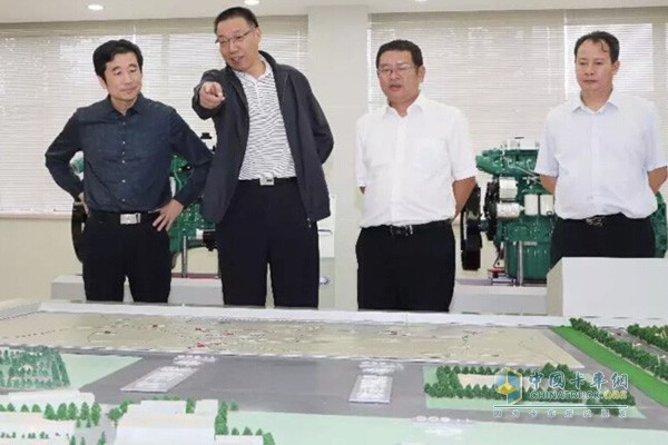 玉柴董事長(zhǎng)晏平參觀一汽解放發(fā)動(dòng)機(jī)事業(yè)部